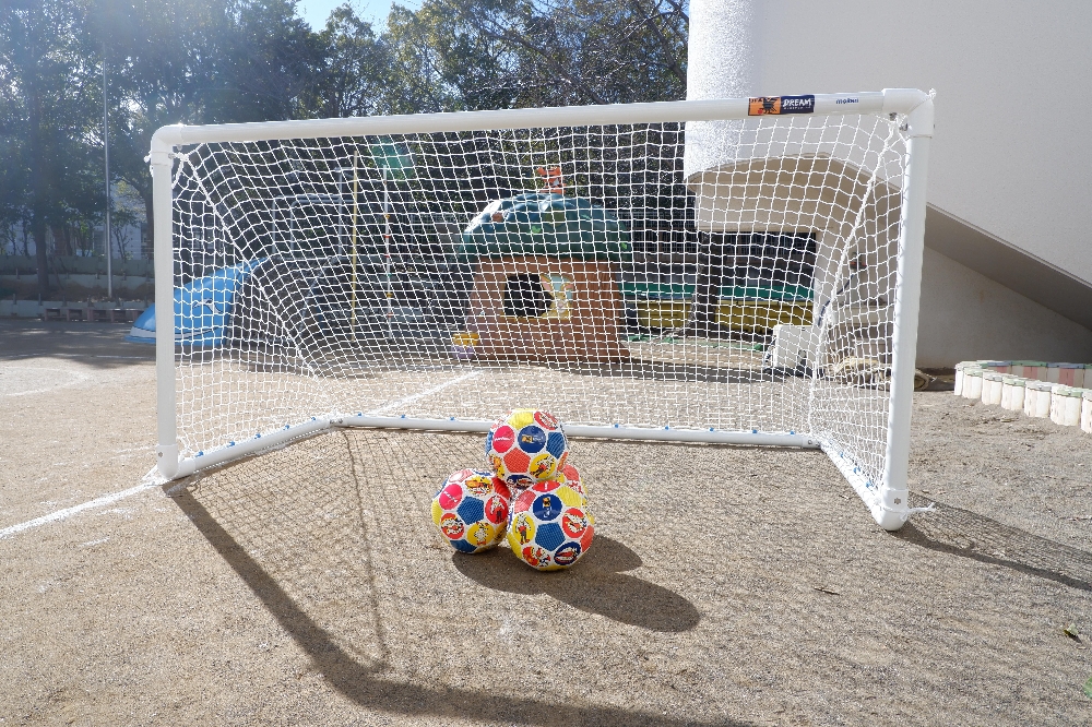 サッカーゴールとサッカーボール